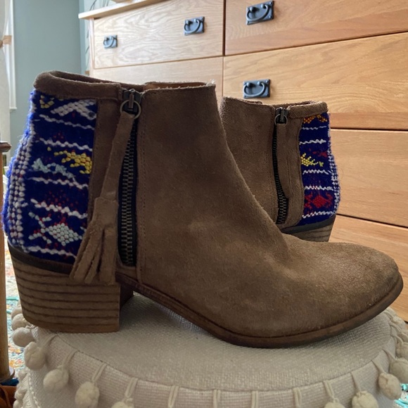HOWSTY Shoes - Boho Anthropology ankle boots! Great condition!